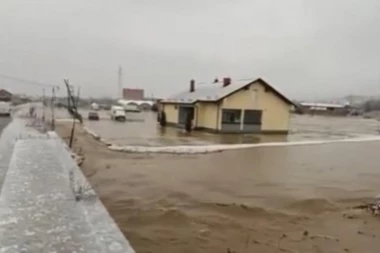 VANREDNA SITUACIJA U VLADIČINOM HANU: Voda poplavila DOMAĆINSTVA, nekoliko kuća UGROŽENO!