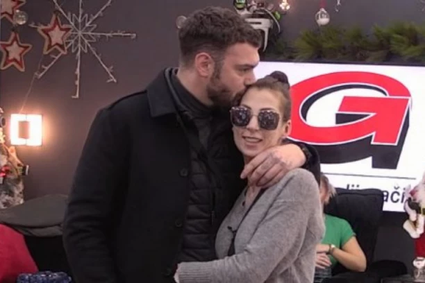 (FOTO) POGLEDAJTE NOVI LUKSUZNI DOM TOME I NADEŽDE: Supruga mu prešla preko svega, pa rešila da zajedno UŽIVAJU!