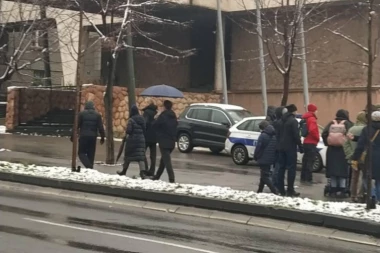 (HIT FOTO) TEŽAK SNOB! Dok mu se stranka raspada, LUTOVAC SE ŠEPURI! Drže mu kišobran, a PADAVINA NIGDE