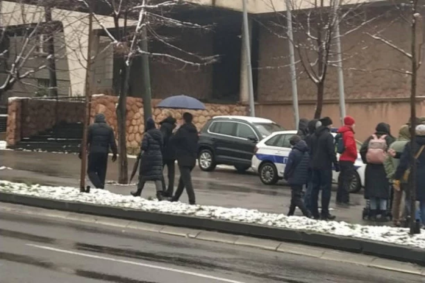 (HIT FOTO) TEŽAK SNOB! Dok mu se stranka raspada, LUTOVAC SE ŠEPURI! Drže mu kišobran, a PADAVINA NIGDE