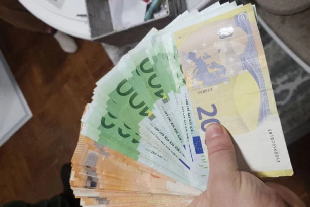 (FOTO) POLICIJA RASTURILA TROČLANU KRIMINALNU BANDU: Pronađena gomila novca, droge i "opreme" za dilovanje!