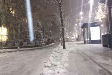 (FOTO, VIDEO) Zimska idila u srcu Beograda: Ulice prestonice prekrivene snegom!