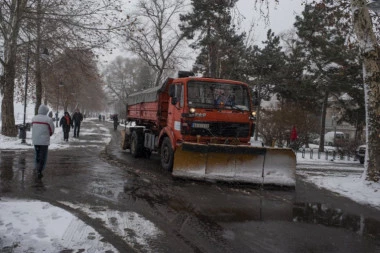 U PUNOM POGONU: Zimska služba očistila ulice prvog prioriteta, ZA NEKOLIKO SATI CEO POSAO ĆE BITI ZAVRŠEN