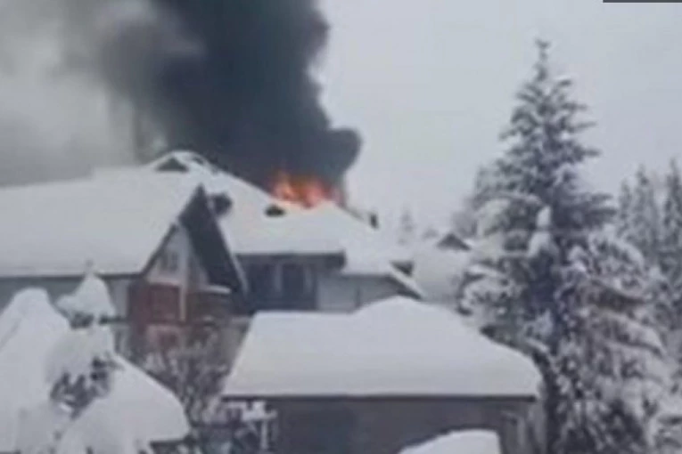 VELIKI POŽAR NA ZLATIBORU! Gore apartmani iznad kafane "Ljubiš"! VATROGASCI U VELIKOM PROBLEMU!