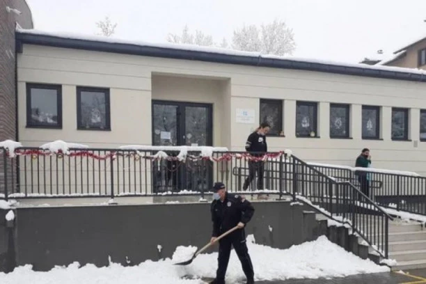 BRAVO ZA NAŠU POLICIJU! Pripadnici MUP-a u akciji čišćenja snega i pomoći građanima! (FOTO)