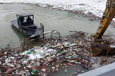 VELIKI PODUHVAT: Počelo čišćenje Potpećkog jezera