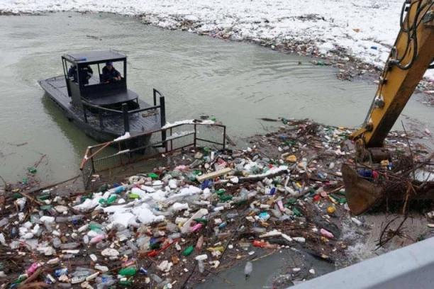 VELIKI PODUHVAT: Počelo čišćenje Potpećkog jezera