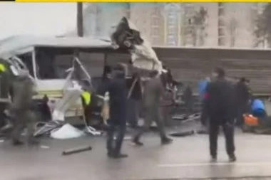 (VIDEO) NEZAMPĆENA NESREĆA U RUSIJI: Kamion udario u četiri vojna autobusa, ima POGINULIH!