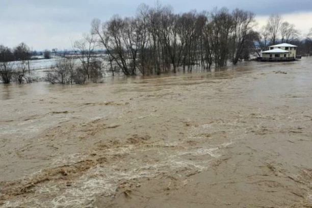 Za 20 sati palo 70 litara kiše! Vanredna situacija proglašena i u Leskovcu