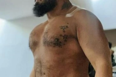 (FOTO) DANAS JE VRHUNSKI FRAJER! Godinama je nosio HALJINE I ŠMINKAO  se, a sada žene uzdišu za njim! Sećate li ga se?