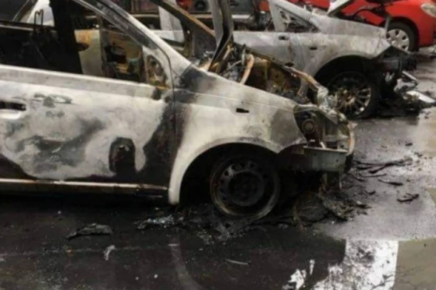 KUPIO SINU AUTOMOBIL, POSLE 10 MINUTA IZGOREO: Prodavac ga blokirao - samo je nešto puklo i došlo je do katastrofe