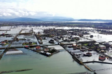 (FOTO) UŽASNI PRIZORI U ALBANIJI: Poplavljeno više hiljada hektara, evakuisano 37 ljudi!