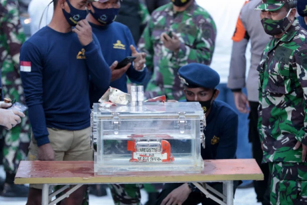 (FOTO) PRONAĐENA CRNA KUTIJA INDONEŽANSKOG AVIONA: Konačno ćemo dobiti odgovore o nesreći!