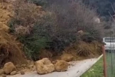 UŽAS U CRNOJ GORI! Odvalilo se BRDO, automobili UNIŠTENI: Ima POVREĐENIH, ZA DLAKU IZBEGLI SMRT!