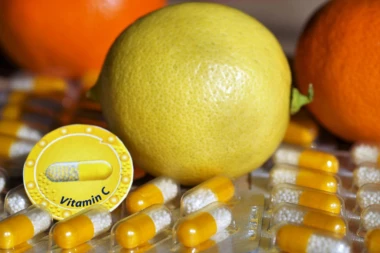 U ČEMU SE RAZLIKUJE VITAMIN C OD 100 OD ONOG KOJI KOŠTA 1.700 DINARA!? Stručnjaci otkrivaju ima li razloga davati basnoslovne sume novca za suplemente!