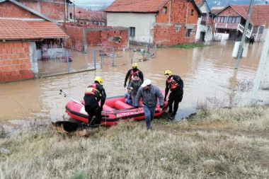 (FOTO) Spasioci izbavili zarobljene iz potopljenih domaćinstava: Evakuisano 85 građana