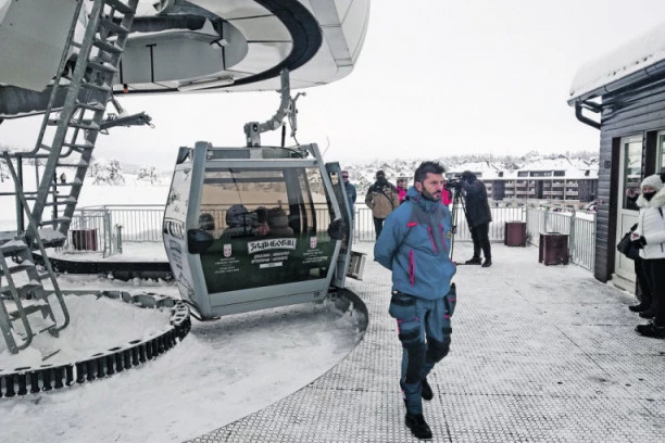 (FOTO) NA ZLATIBORU REDOVI ZA VOŽNJU OD CENTRA DO TORNIKA: Čudo od gondole! Ušla u Ginisovu knjigu rekorda