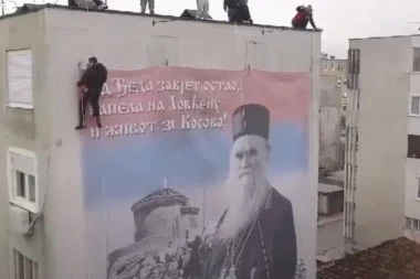 I MRTAV IM SMETA!  Inspekcija najavila skidanje murala sa likom Amfilohija u Nikšiću! GRUPA NIKŠIĆANA GA ČUVA!