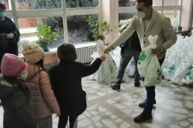 (FOTO) CarGo i Hilandar paketićima obradovali 1.300 dece iz ugroženih područja