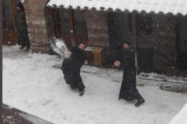 (FOTO GALERIJA) DIVNA SU TVOJA DELA, GOSPODE! Pogledajte kako se monasi grudvaju na Svetoj gori! VAŽNO JE ZADRŽATI DETE U SEBI!