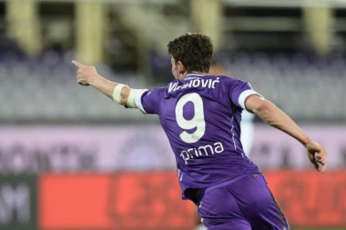 DAJE GOLOVE KAO NA TRACI, A DOVODE MU KONKRURENCIJU: Vlahović u PROBLEMU, u Fiorentinu stigao loš momak evropskog fudbala!