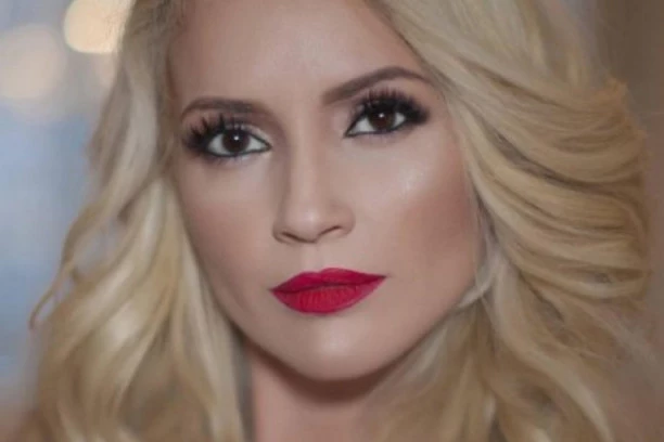 VRELO IZDANJE MAJE NIKOLIĆ: Objavila fotografiju grudi, pa muškarce bacila u trans!