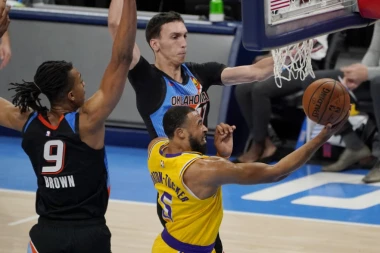 CELA AMERIKA PRIČA O SRBINU: Pokuševski lupao banane Lebronu i drugovima, ušao u društvo Kobija i Trejsija!