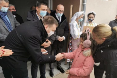 GRAD BEOGRAD IZGRADIO JOŠ 20 STANOVA ZA SRBE U KOSOVSKOJ MITROVICI! Danas uručeni ključevi! MALIŠANIMA DODATNI POKLON!
