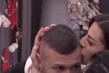 (VIDEO) Tara spopadala ŠA  i ljubila ga usred emisije!