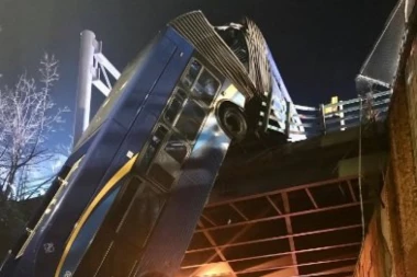 (FOTO) HAOS U NJUJORKU: Autobus visi sa nadvožnjaka, povređeno 7 osoba!