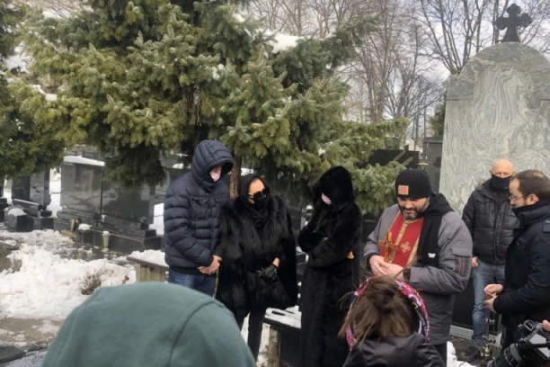 (FOTO/VIDEO) DVADESET JEDNA GODINA OD SMRTI ARKANA! Ceca u crnini sa decom položila cveće na grob!