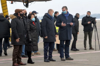 I ONI BI DA IMAJU JEDNOG VUČIĆA! Svi mediji u regionu preneli vest o dolasku milion doza kineskih vakcina u Srbiju i kako ih je predsednik lično dočekao!