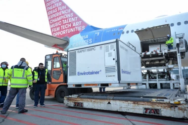 SUTRA STIŽE VAŽNA POŠILJKA IZ KINE: Srbija dobija još 440.000 DOZA "SINOFARMA"!