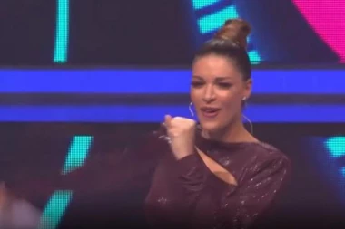 (VIDEO) BACILA PAPIRE I NAPRAVILA HAOS! Jedan zahtev Saše Popovića naveo Sanju Kužet na ludilo! Svi gledali samo u nju!