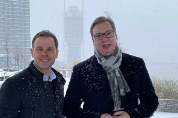 (FOTO) NAS DVOJICA SMO BEZ KAPE I IZVINJAVAMO SE ZBOG TOGA: Vučić i Mali prošetali Promenadom, pa se našalili!