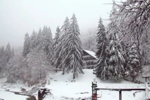 NA MALJENU ZAVEJANO 17 LJUDI: Među zarobljenima i deca, GSS se probija do lovačke kuće u koju su se sklonili