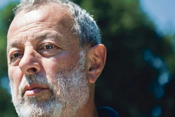 MIKA SILOVATELJ GADI SE SVIMA: Čim su čuli za IZOPAČENU PRIČU, iz kluba se ogradili od bolesnika!