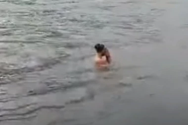 (VIDEO) MAŠALA: Bosanac ušao POTPUNO NAG U LEDENU DRINU! Minut pre toga učinio JOŠ BIZARNIJU STVAR