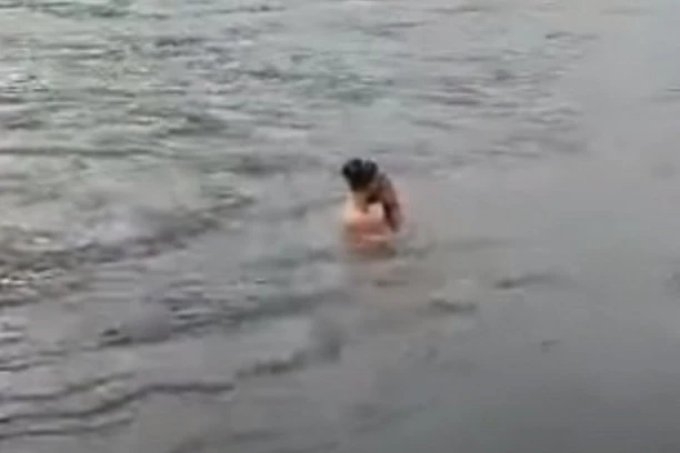 (VIDEO) MAŠALA: Bosanac ušao POTPUNO NAG U LEDENU DRINU! Minut pre toga učinio JOŠ BIZARNIJU STVAR