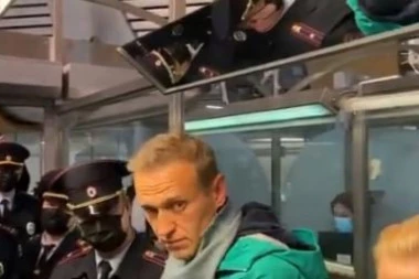 (VIDEO) FILMSKO HAPŠENJE: Aleksej Navaljni uhapšen na aerodromu!