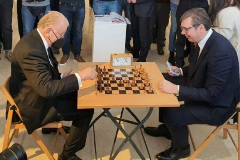 SUDAR TITANA! Predsednik Vučić odigrao partiju šaha sa legendarnim Dudom Ivkovićem!