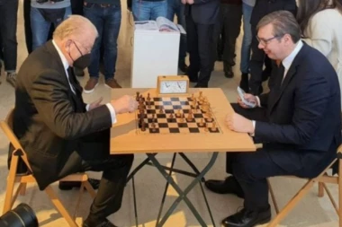SUDAR TITANA! Predsednik Vučić odigrao partiju šaha sa legendarnim Dudom Ivkovićem!