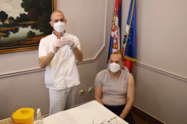 (FOTO, VIDEO) Vakcinisali se ministar zdravlja Zlatibor Lončar i pokrajinski sekretar Zoran Gojković