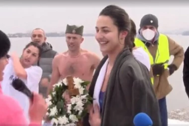 BRAVO: ONA je pobednica plivanja ZA ČASNI KRTS i buduća policijaka! Ledena reka joj NE MOŽE NIŠTA!