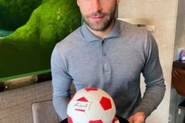 (FOTO) RAZGOLIĆENI TOŠIĆ UHVAĆEN U POSEBNOM DRUŠTVU: Pogledajte kako Karleušin suprug izgleda u ovom izdanju, MNOGI SU OSTALI BEZ TEKSTA!