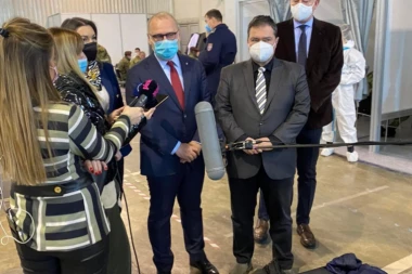 VESIĆ ODUŠEVLJEN: Juče 4.093 poziva sa građanima starijim od 65 godina