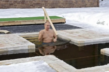 (VIDEO) PUTIN NE MENJA TRADICIJU: Prekrstio se tri puta, pa ZARONIPO u LEDENU VODU po časni krst!