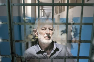 ZATVORENICI SPREMAJU PAKLENI DOČEK PROFESORU: Robijaši hoće da siluju Miku