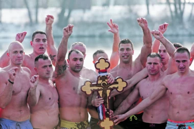 VERA JAČA OD MRAZA I KORONE: Najhrabriji juče zaplivali za časni krst