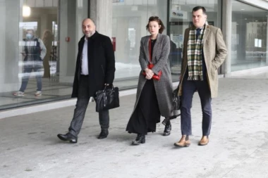 (FOTO GALERIJA) UZ ĆERKU KAD JE NAJTEŽE! RODITELJI MILENE RADULOVIĆ već satima čekaju  mezimicu da izađe iz Tužilaštva gde daje izjavu o silovanju!